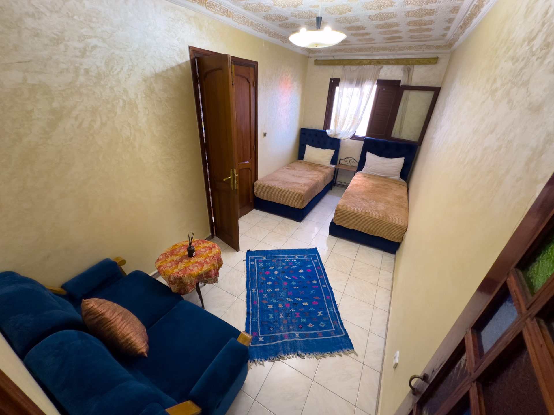 Chambre du riad Casa Medina Sanaa à Tétouan, décorée dans le style traditionnel marocain