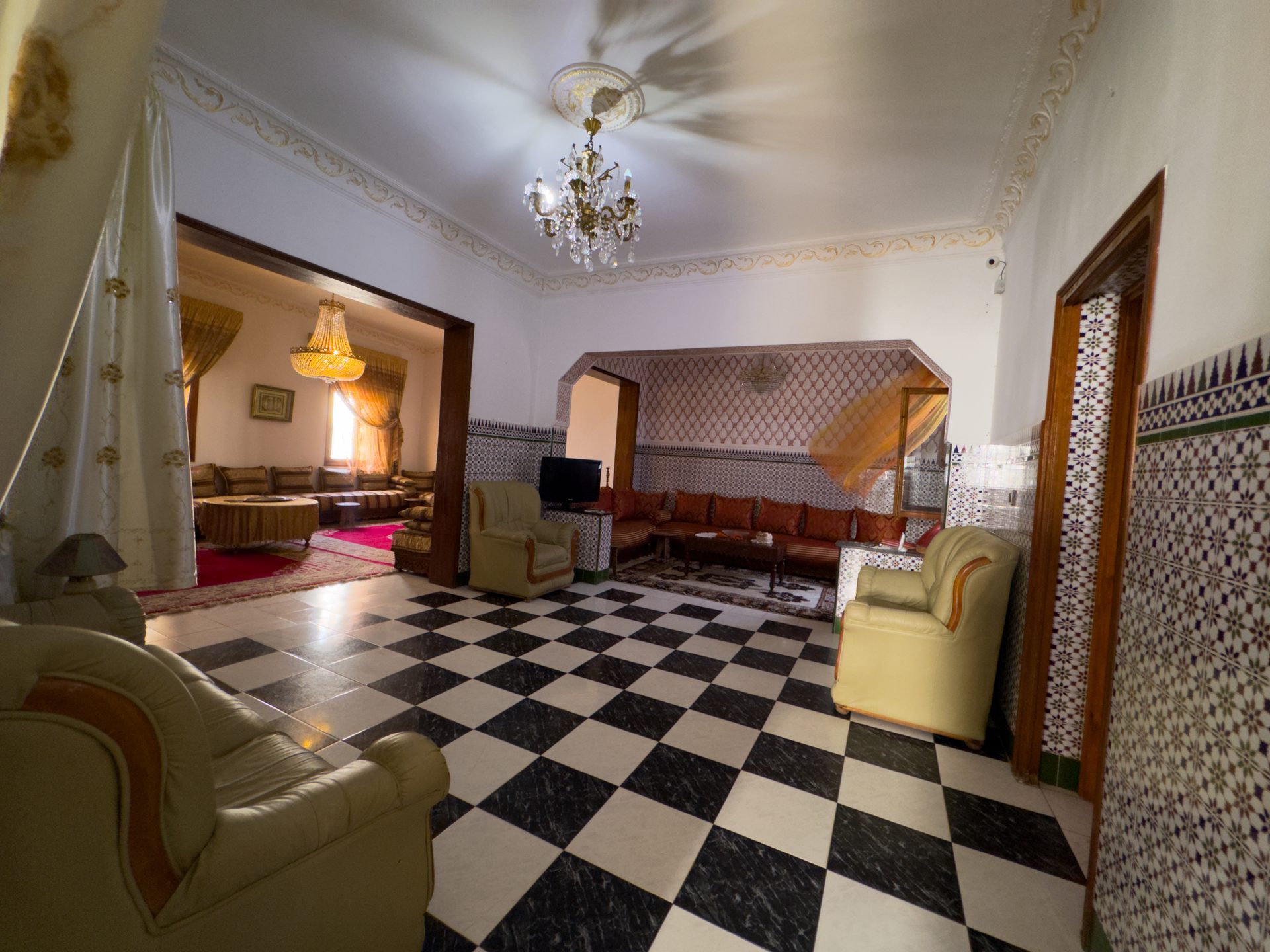 Salon marocain traditionnel et espace détente au Casa Medina Sanaa
