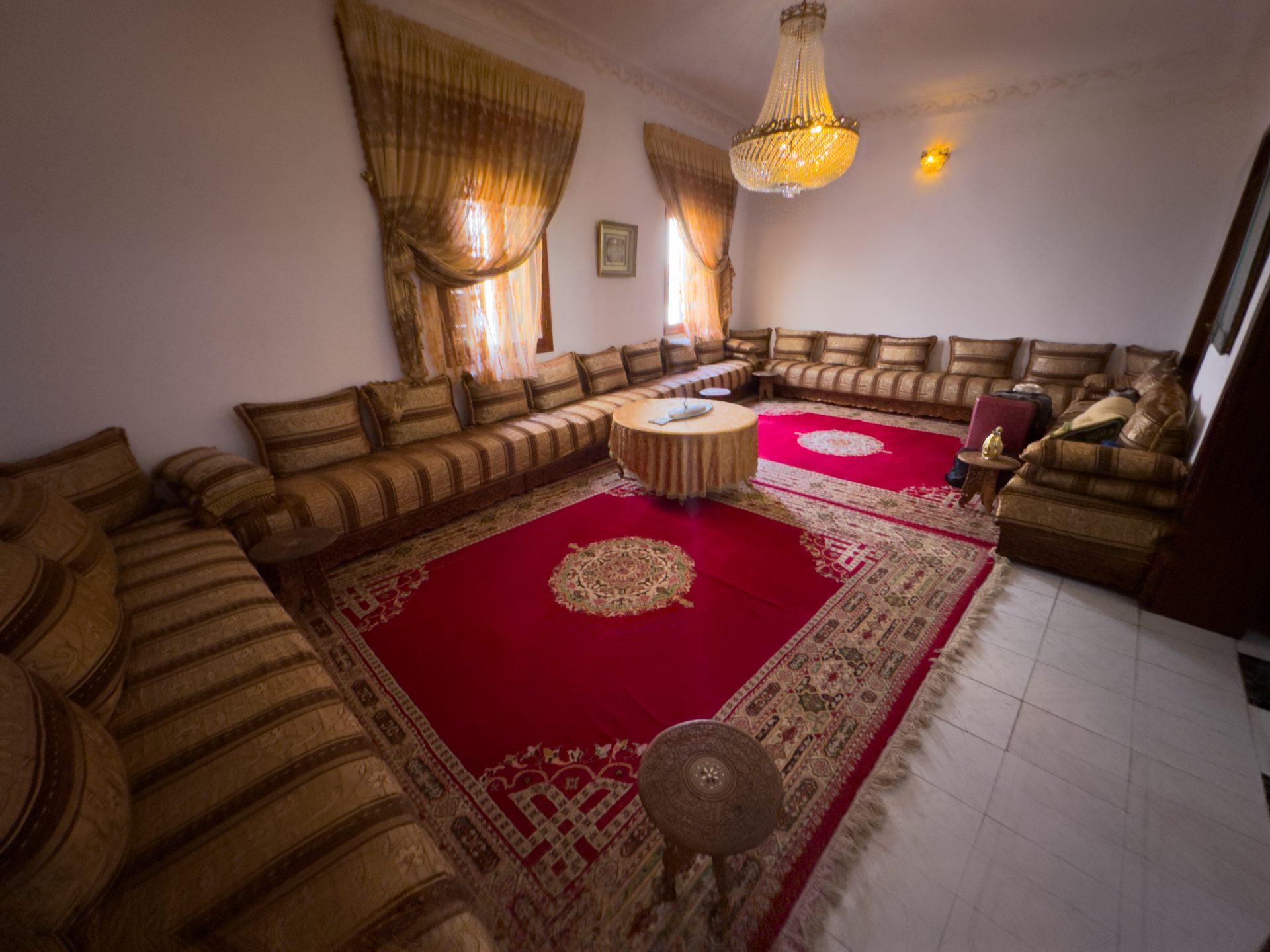 Salon marocain avec table basse ouvragée
