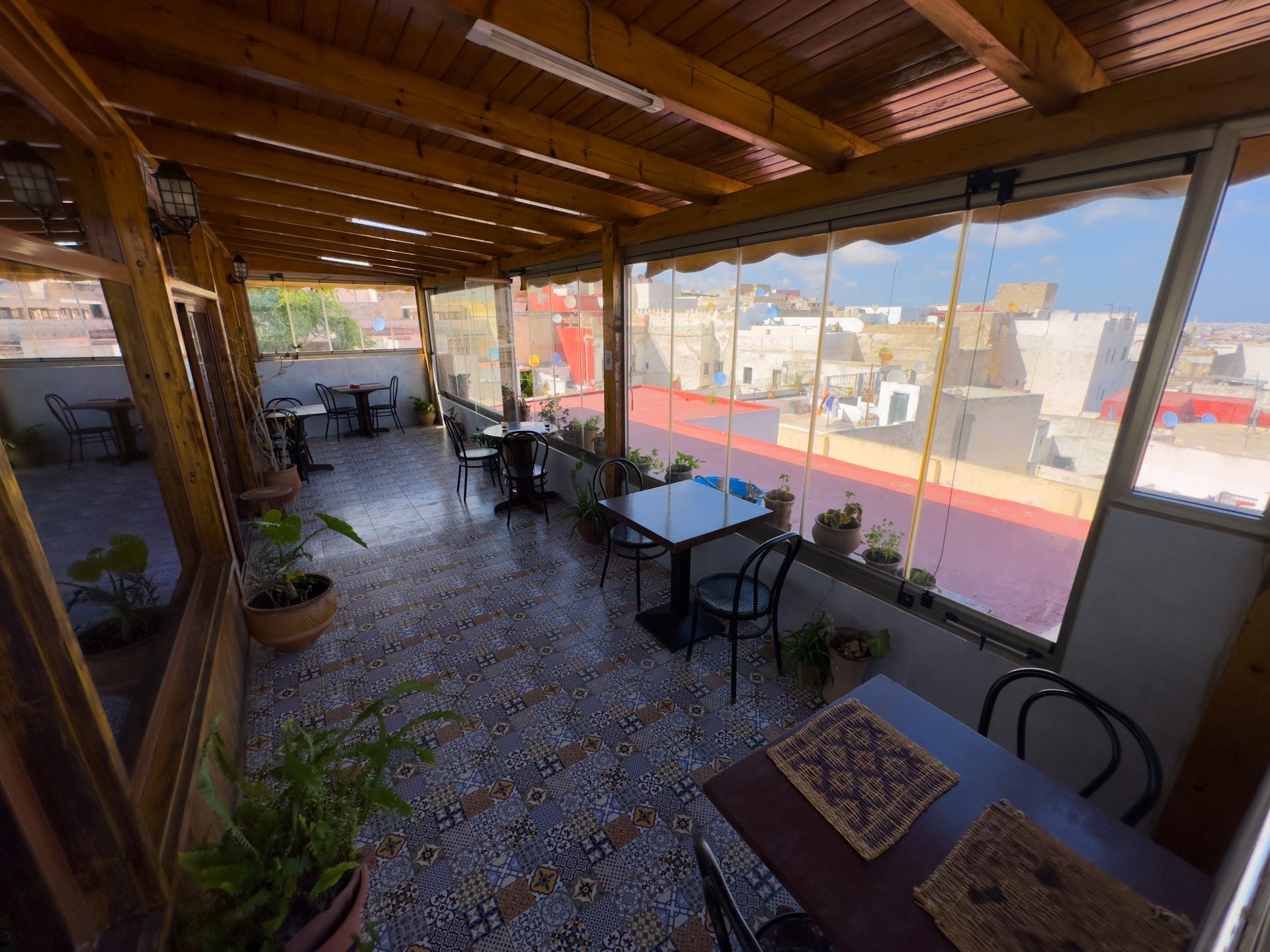 Table dressée sur la terrasse pour le dîner